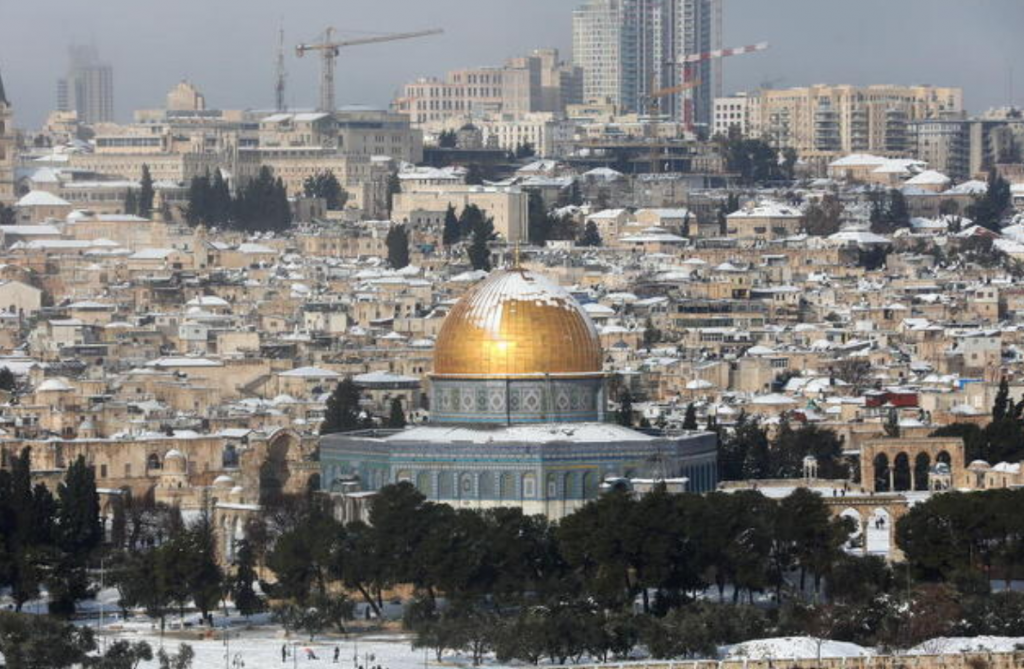 Snijeg prekrio Jerusalem, djeca se grudvaju i prave snješka pred Al-Aqsom