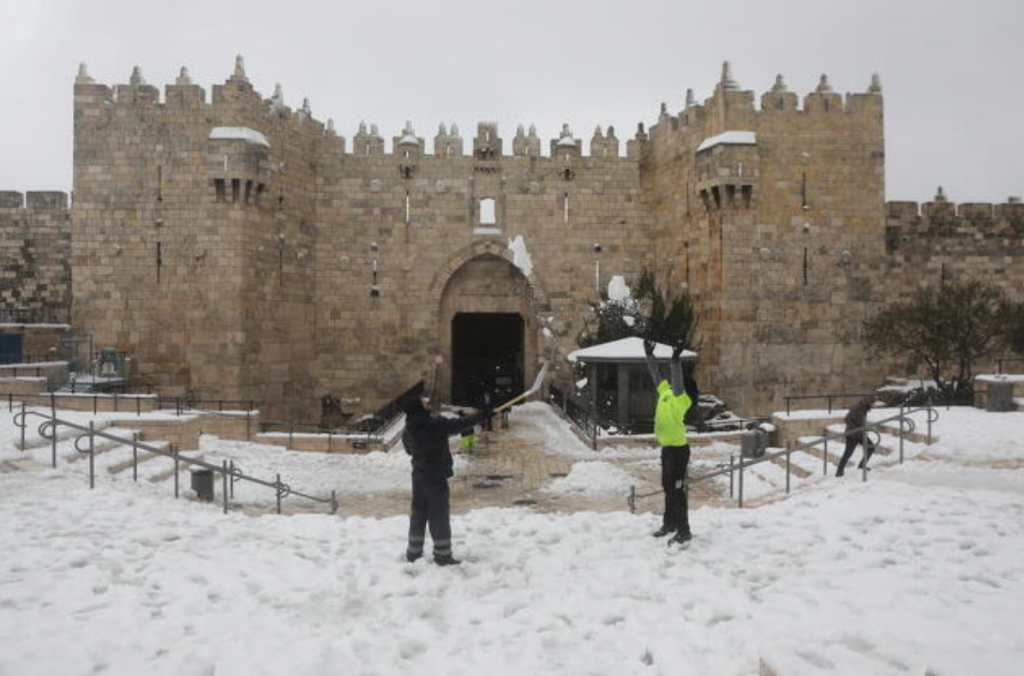 Snijeg prekrio Jerusalem, djeca se grudvaju i prave snješka pred Al-Aqsom