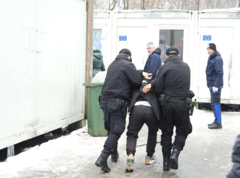 Granična policija BiH spriječila međunarodnu trgovinu ljudima, u Blažuju uhapšeni Pakistanci Granična policija BiH spriječila međunarodnu trgovinu ljudima, u Blažuju uhapšeni Pakistanci