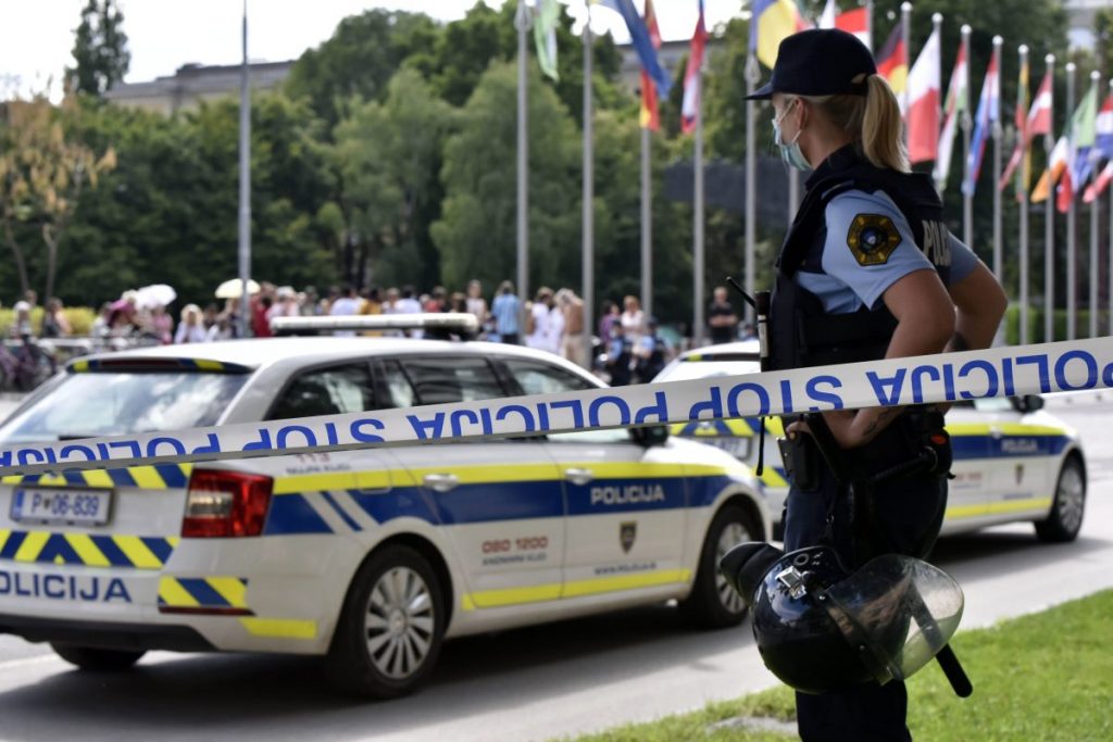 Ubio ženu, pa sa šestero djece došao u policiju i prijavio zločin Ubio ženu, pa sa šestero djece došao u policiju i prijavio zločin
