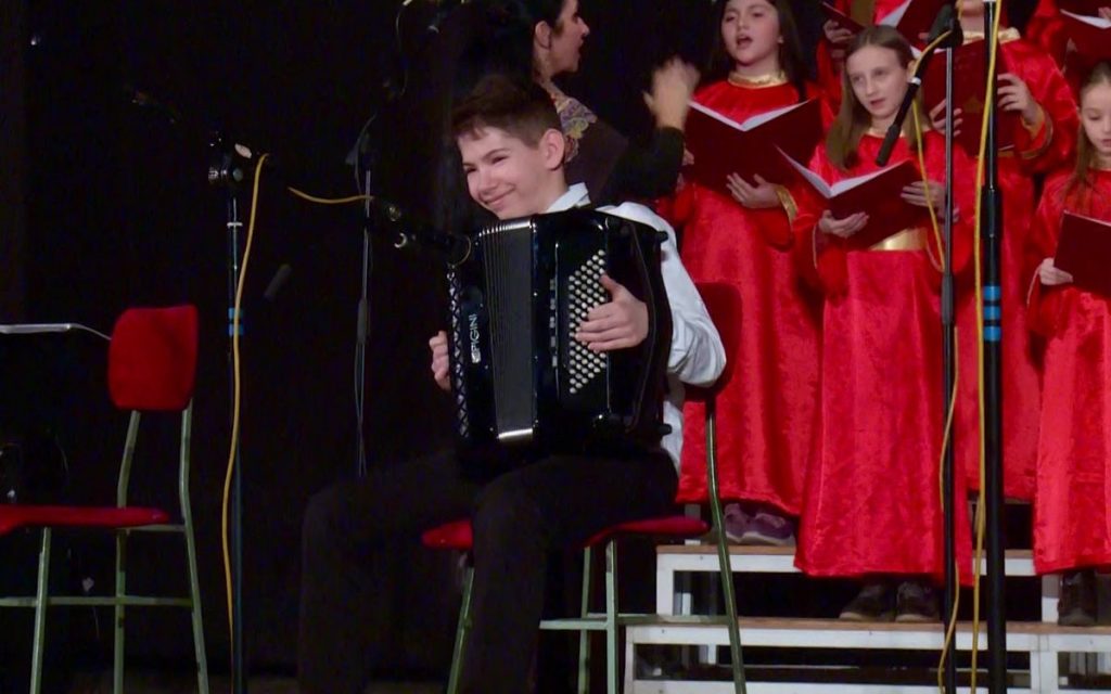 DOBOJ: Talentovanom dječaku potrebna pomoć da kupi harmoniku DOBOJ: Talentovanom dječaku potrebna pomoć da kupi harmoniku