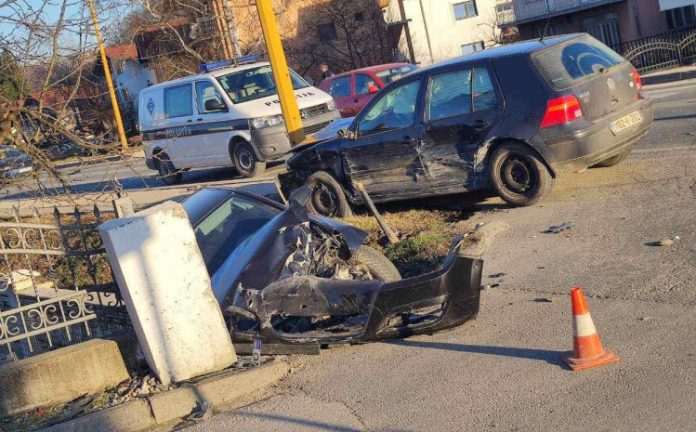 TEŠKA SAOBRAĆAJKA U USORI: POVRIJEĐENE DVIJE OSOBE U SUDARU DVA AUTOMOBILA