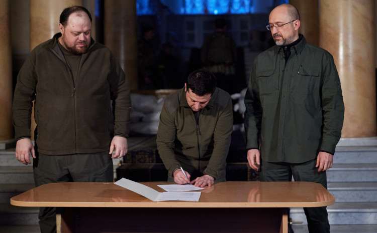 Zelenski potpisao je zahtjev za ulazak zemlje u Evropsku uniju Zelenski potpisao je zahtjev za ulazak zemlje u Evropsku uniju