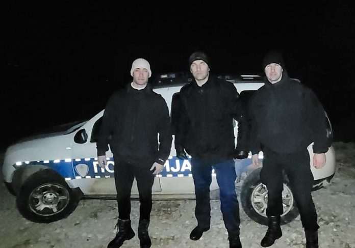 POLICAJCI IZ NEVESINJA U ZADNJI TREN SPASILI SLOVENKU KOJA SE IZGUBILA NA SKIJANJU POLICAJCI IZ NEVESINJA U ZADNJI TREN SPASILI SLOVENKU KOJA SE IZGUBILA NA SKIJANJU