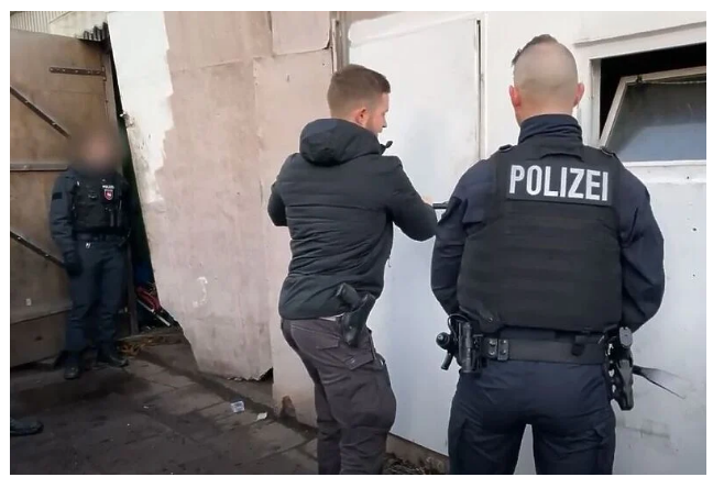(VIDEO) Velika policijska akcija u Njemačkoj: Trojka iz BiH upletena u krađu vozila vrijednih 1,5 milion eura (VIDEO) Velika policijska akcija u Njemačkoj: Trojka iz BiH upletena u krađu vozila vrijednih 1,5 milion eura