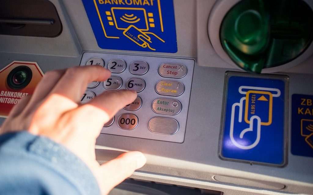 PODIGAO TUĐI NOVAC SA BANKOMATA: Policija iz Teslića traga za lopovom PODIGAO TUĐI NOVAC SA BANKOMATA: Policija iz Teslića traga za lopovom