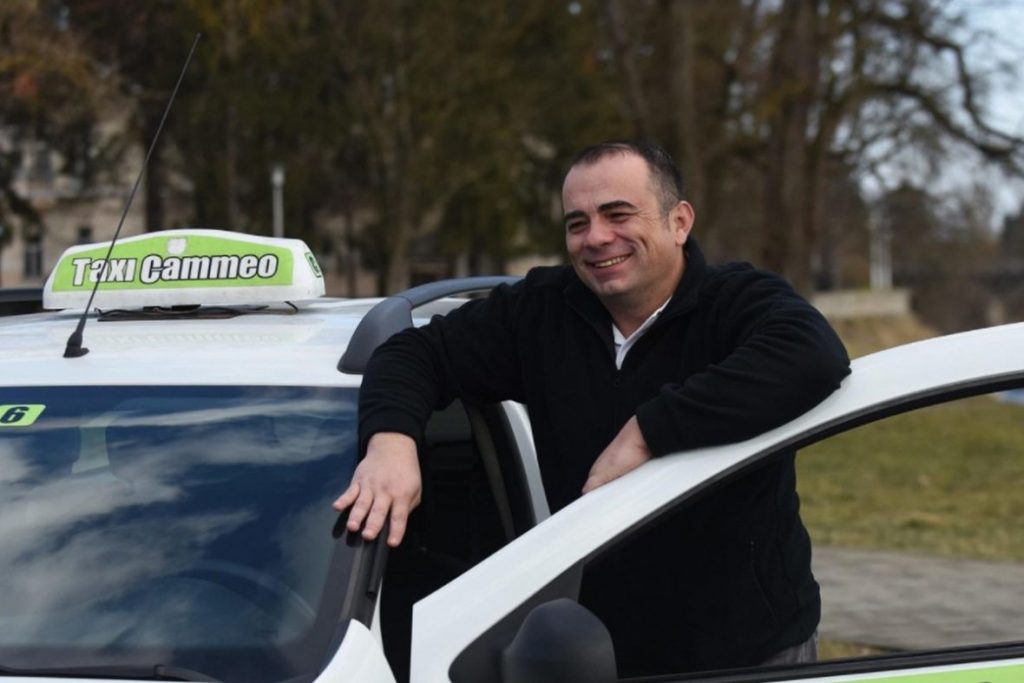 Taksista pronašao oko 20.000 KM, pa vozio 200 kilometara da ih vrati Taksista pronašao oko 20.000 KM, pa vozio 200 kilometara da ih vrati