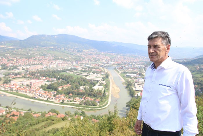 Kasumović i nakon šest godina samo obećava: Dok mladi odlaze, on najavljuje kule i gradove Kasumović i nakon šest godina samo obećava: Dok mladi odlaze, on najavljuje kule i gradove