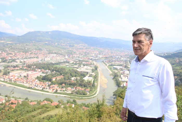 Kasumović i nakon šest godina samo obećava: Dok mladi odlaze, on najavljuje kule i gradove
