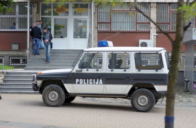 BIVŠU SUPRUGU VEZAO KANAPOM, PREKO USTA JOJ ZALIJEPIO SELOTEJP, PA BLUDNIČIO NAD NJOM BIVŠU SUPRUGU VEZAO KANAPOM, PREKO USTA JOJ ZALIJEPIO SELOTEJP, PA BLUDNIČIO NAD NJOM
