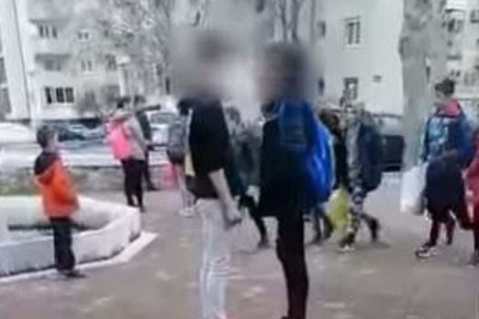 SRAMOTAN VIDEO IZ BIH: DJEČAKA UDARALI ŠAKAMA U GLAVU, SMIJALI MU SE I SVE SNIMALI SRAMOTAN VIDEO IZ BIH: DJEČAKA UDARALI ŠAKAMA U GLAVU, SMIJALI MU SE I SVE SNIMALI