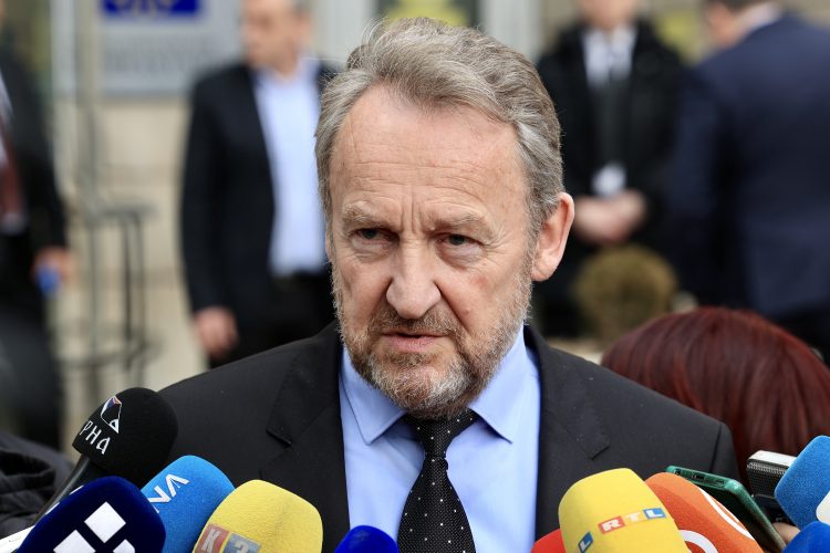 Dvije stotine mladih pristupilo SDA, Izetbegović – vi ćete braniti BiH Dvije stotine mladih pristupilo SDA, Izetbegović – vi ćete braniti BiH