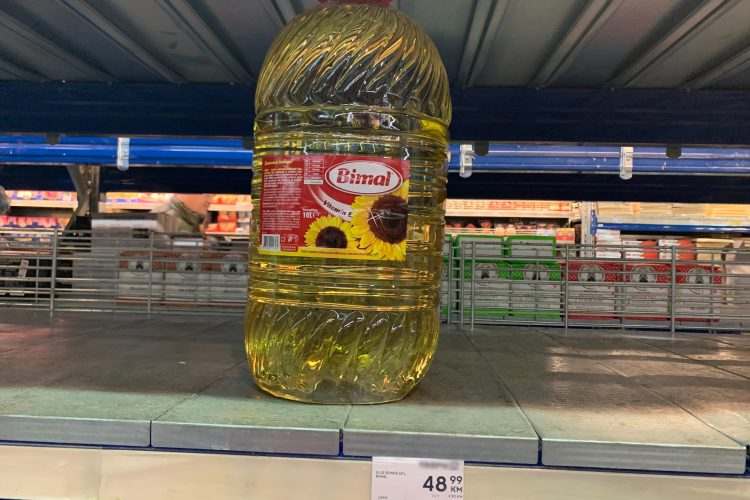 (FOTO) ZADNJI ARTIKAL NA STALAŽI BH. MARKETA: BOCA ULJA OD 10 LITARA SKORO 50 KM (FOTO) ZADNJI ARTIKAL NA STALAŽI BH. MARKETA: BOCA ULJA OD 10 LITARA SKORO 50 KM
