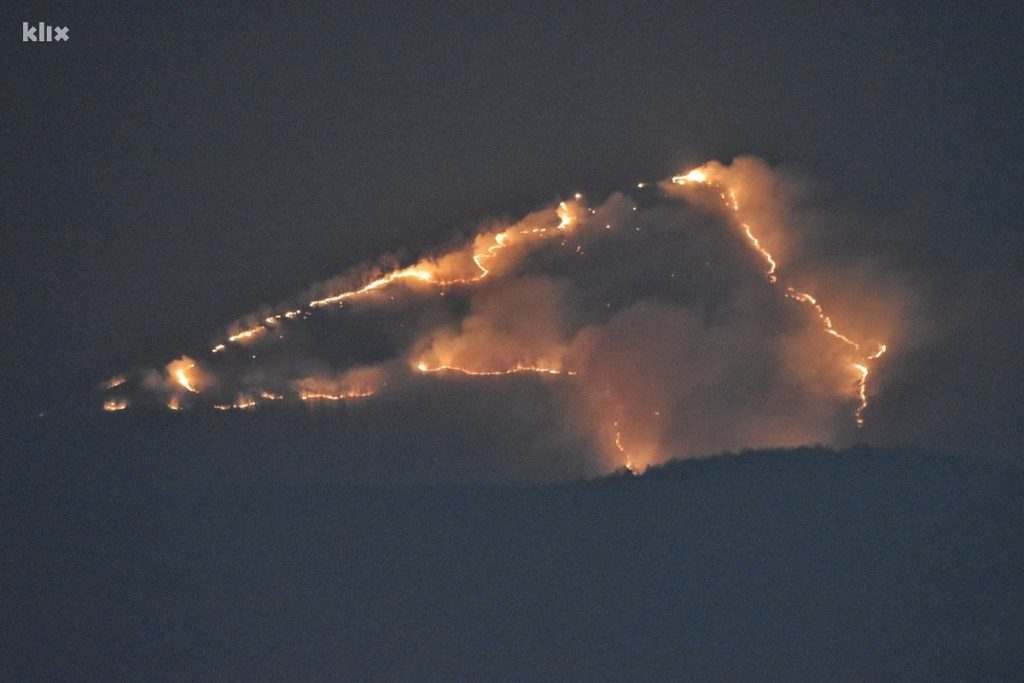 Požar na planini Lisac kod Zenice, vatrogasci bespomoćno gledaju u vatru Požar na planini Lisac kod Zenice, vatrogasci bespomoćno gledaju u vatru