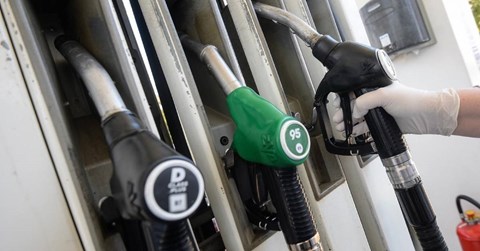 SAZNAJEMO : Od ponoći novo poskupljenje goriva na pumpama u BiH SAZNAJEMO : Od ponoći novo poskupljenje goriva na pumpama u BiH