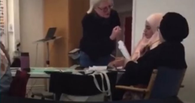 (VIDEO) Nastavnica histerično tražila od djevojke s hidžabom da izgovori naziv muškog polnog organa (VIDEO) Nastavnica histerično tražila od djevojke s hidžabom da izgovori naziv muškog polnog organa