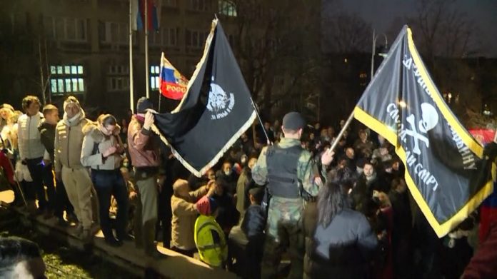 Podrška Rusiji i zastava sa mrtvačkom glavom u centru Beograda Podrška Rusiji i zastava sa mrtvačkom glavom u centru Beograda