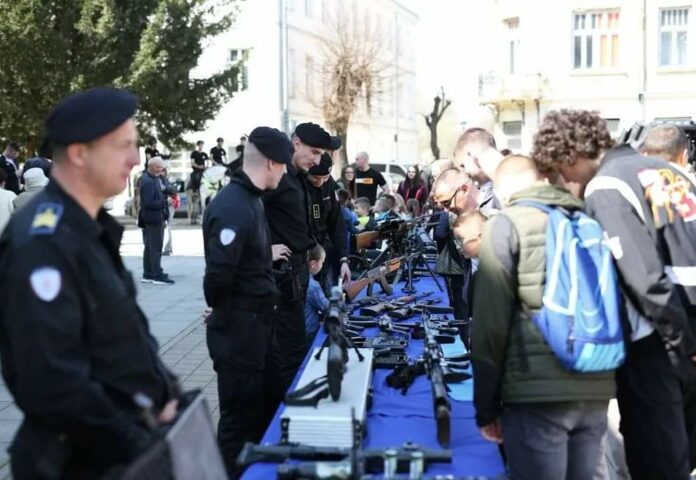 (FOTO) MUP RS pokazivao snagu u oružje građanima Gradiške (FOTO) MUP RS pokazivao snagu u oružje građanima Gradiške