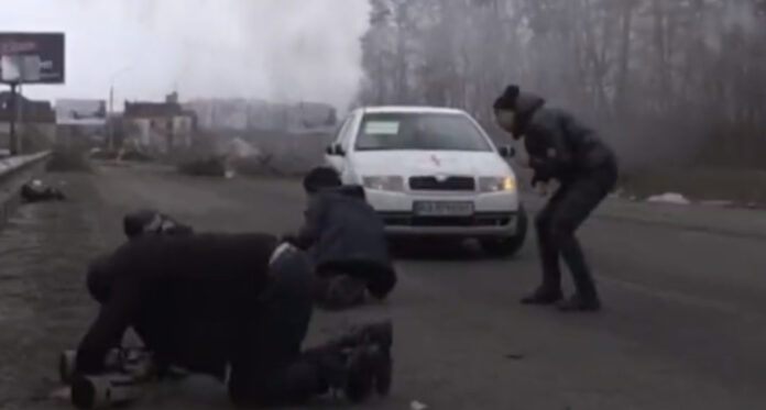 (VIDEO) TOKOM POKUŠAJA BIJEGA IZ RAZORENOG IRPINA UBIJENA CIJELA PORODICA (VIDEO) TOKOM POKUŠAJA BIJEGA IZ RAZORENOG IRPINA UBIJENA CIJELA PORODICA