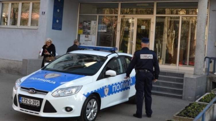 Policija u Doboju privela muškarca: Pijan hodao oko svoje kuće s poluautomatskom puškom Policija u Doboju privela muškarca: Pijan hodao oko svoje kuće s poluautomatskom puškom