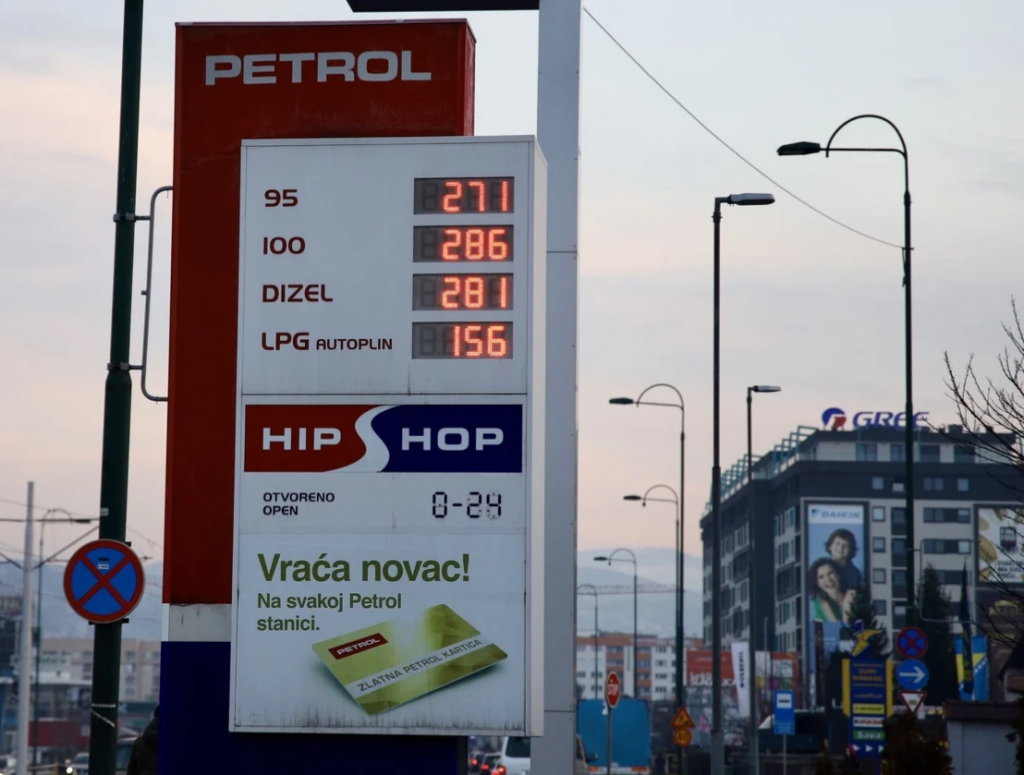 Jutros na benzinskim pumpama nema dramatičnog poskupljenja Jutros na benzinskim pumpama nema dramatičnog poskupljenja