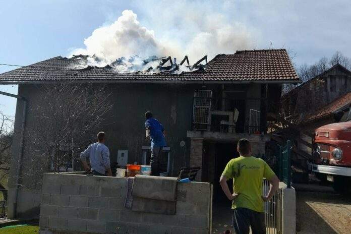 Višečlana porodica Abdić digla kredit kako bi obnovili kuću, pa u požaru ostali bez krova nad glavom Višečlana porodica Abdić digla kredit kako bi obnovili kuću, pa u požaru ostali bez krova nad glavom