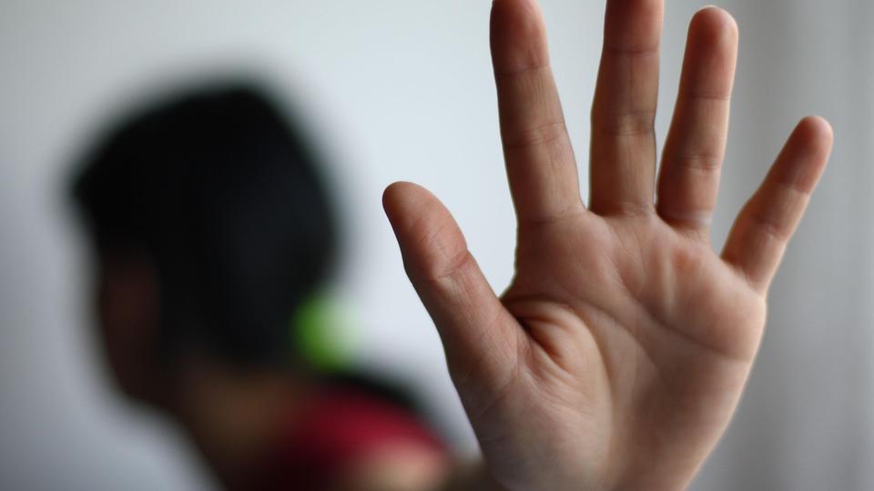 PRIJETI MU KAZNA DOŽIVOTNOG ZATVORA Djed (61) osumnjičen da je silovao unuku (12) u policiji tvrdio da je star i nemoćan PRIJETI MU KAZNA DOŽIVOTNOG ZATVORA Djed (61) osumnjičen da je silovao unuku (12) u policiji tvrdio da je star i nemoćan