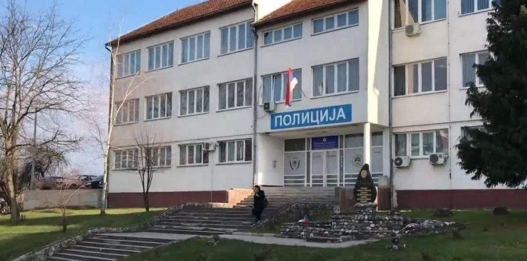 ŠOKANTAN SLUČAJ IZ DERVENTE: Nastavnik dodirivao učenicu, pa dobio batine ŠOKANTAN SLUČAJ IZ DERVENTE: Nastavnik dodirivao učenicu, pa dobio batine