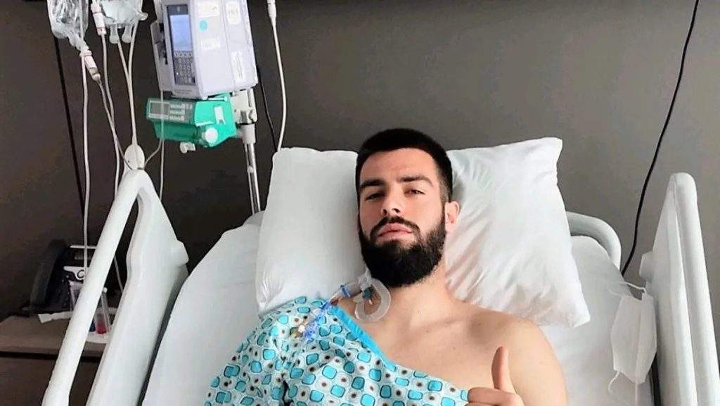 Fudbaler rođen u Sarajevu majci donirao komad jetre i spasio joj život Fudbaler rođen u Sarajevu majci donirao komad jetre i spasio joj život