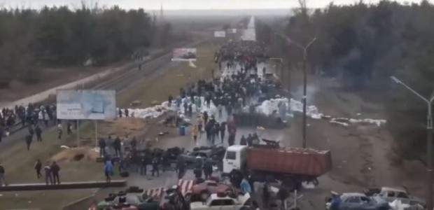 Rusi pred gradom u kojem je nuklearka, građani čuvaju ulaz u grad