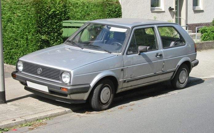 Ostao bez vozila: Zbog 2.500KM neplaćenih kazni policija mu oduzela Golf Ostao bez vozila: Zbog 2.500KM neplaćenih kazni policija mu oduzela Golf