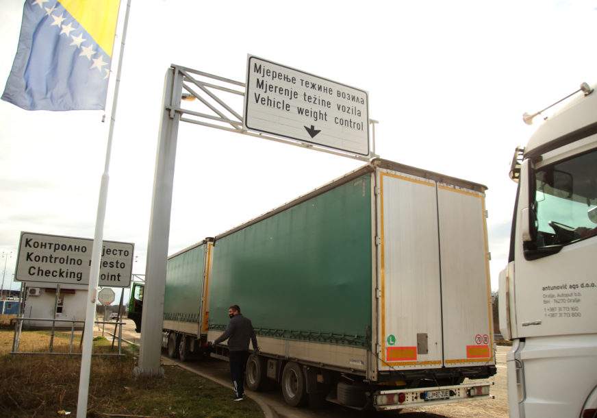 Prošle godine uvoz voda i bezalkoholnih pića u BiH bio skoro TRI PUTA VEĆI OD IZVOZA Prošle godine uvoz voda i bezalkoholnih pića u BiH bio skoro TRI PUTA VEĆI OD IZVOZA