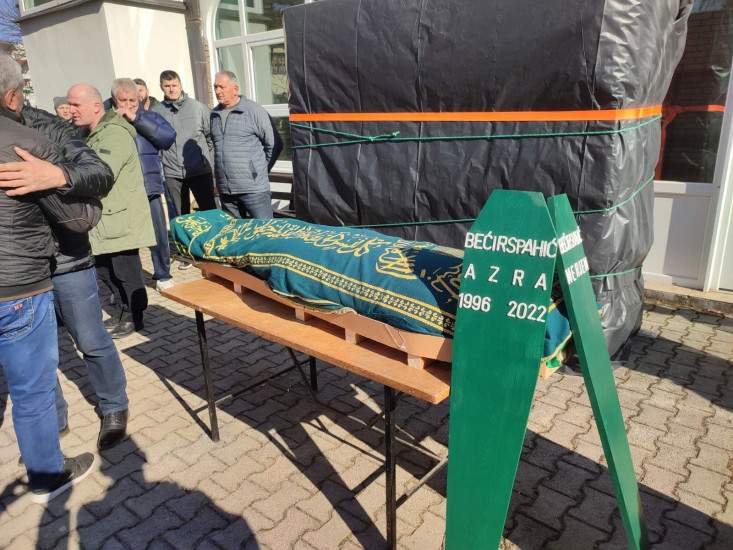 Da srce pukne: Klanjana dženaza mladoj majci Azri Bećirspahić koja je preminula na porođaju Da srce pukne: Klanjana dženaza mladoj majci Azri Bećirspahić koja je preminula na porođaju