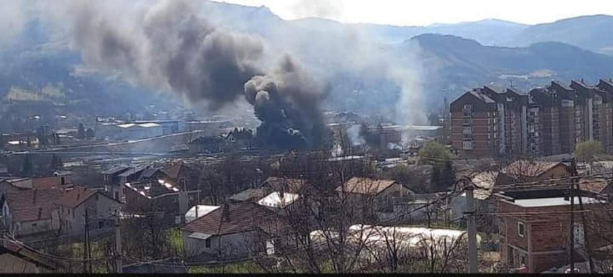 Drama u Zenici: Požar na buvljaku, gore kiosci
