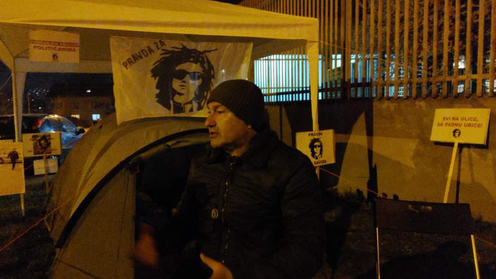 Davor Dragičević drugu noć ispred Tužilaštva BiH: Borba se nastavlja Davor Dragičević drugu noć ispred Tužilaštva BiH: Borba se nastavlja