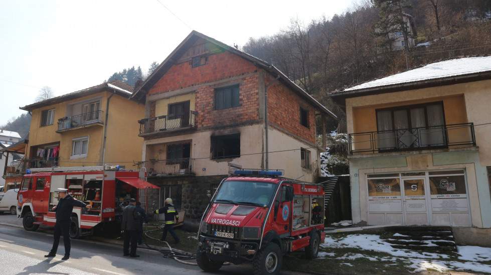 Gorjela kuća u Srebrenici: Vatrogasci uspjeli spasiti staricu, zadobila opekotine na nogama Gorjela kuća u Srebrenici: Vatrogasci uspjeli spasiti staricu, zadobila opekotine na nogama
