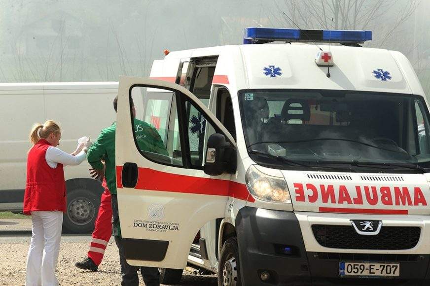 Detalji nesreće : Djevojka (20) teško povrijeđena, automobil potpuno uništen Detalji nesreće : Djevojka (20) teško povrijeđena, automobil potpuno uništen