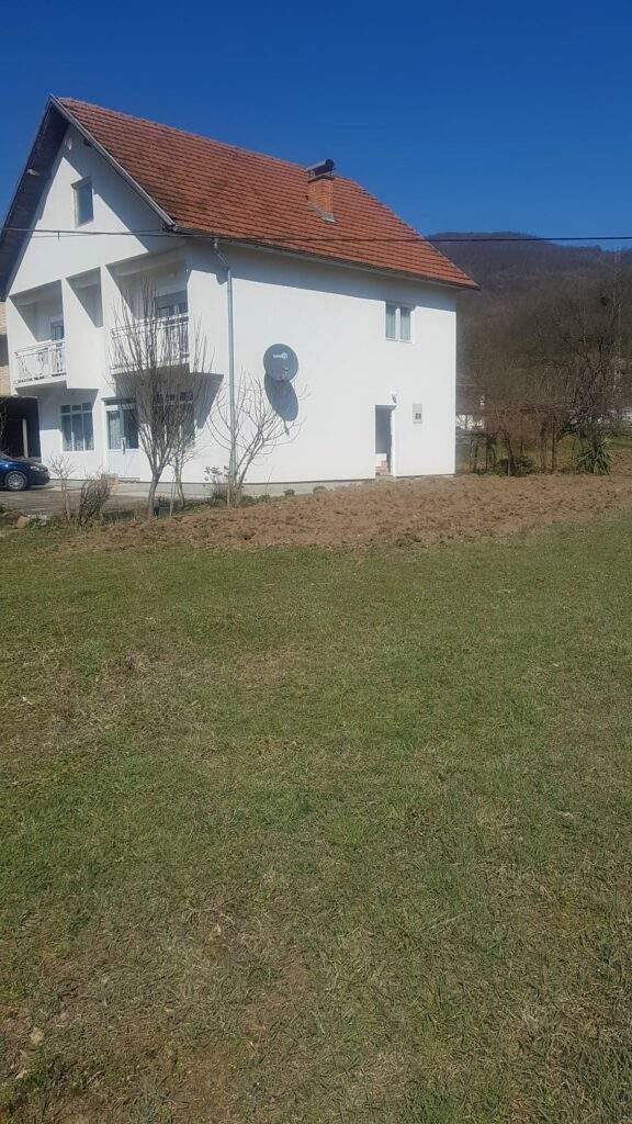 (FOTO) Nana Fata se raduje proljeću: Uzorana zemlja, na kojoj je nekad bila crkva, spremna za sjetvu (FOTO) Nana Fata se raduje proljeću: Uzorana zemlja, na kojoj je nekad bila crkva, spremna za sjetvu