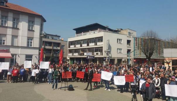 Protesti u Bihaću zbog smrti porodilje i njene bebe Protesti u Bihaću zbog smrti porodilje i njene bebe