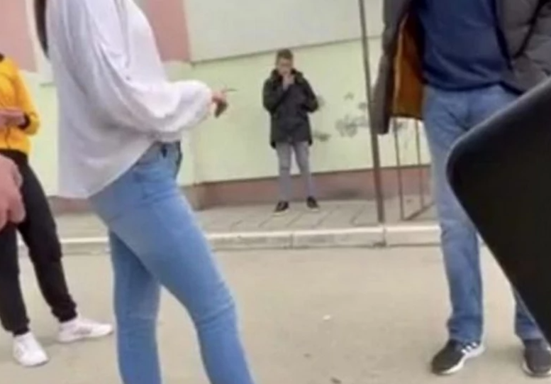 Roditelji osmaka napali učenicu, muškarac je pljunuo, žena djevojčicu vukla za kosu (VIDEO) Roditelji osmaka napali učenicu, muškarac je pljunuo, žena djevojčicu vukla za kosu (VIDEO)