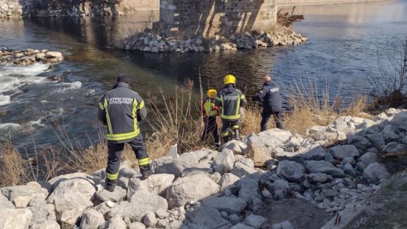 JEZIV PRIZOR Vatrogasci vade tijelo žene iz rijeke (FOTO) JEZIV PRIZOR Vatrogasci vade tijelo žene iz rijeke (FOTO)