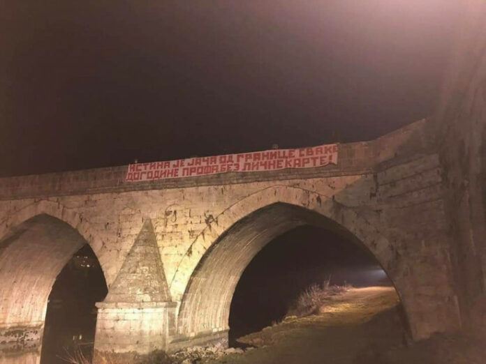 SKANDALOZAN ČIN U VIŠEGRADU! PODRŠKA PROFESORU KOJEM JE ZABRANJEN ULAZAK U BIH: ‘DOGODINE PROFA BEZ LIČNE KARTE’ SKANDALOZAN ČIN U VIŠEGRADU! PODRŠKA PROFESORU KOJEM JE ZABRANJEN ULAZAK U BIH: ‘DOGODINE PROFA BEZ LIČNE KARTE’