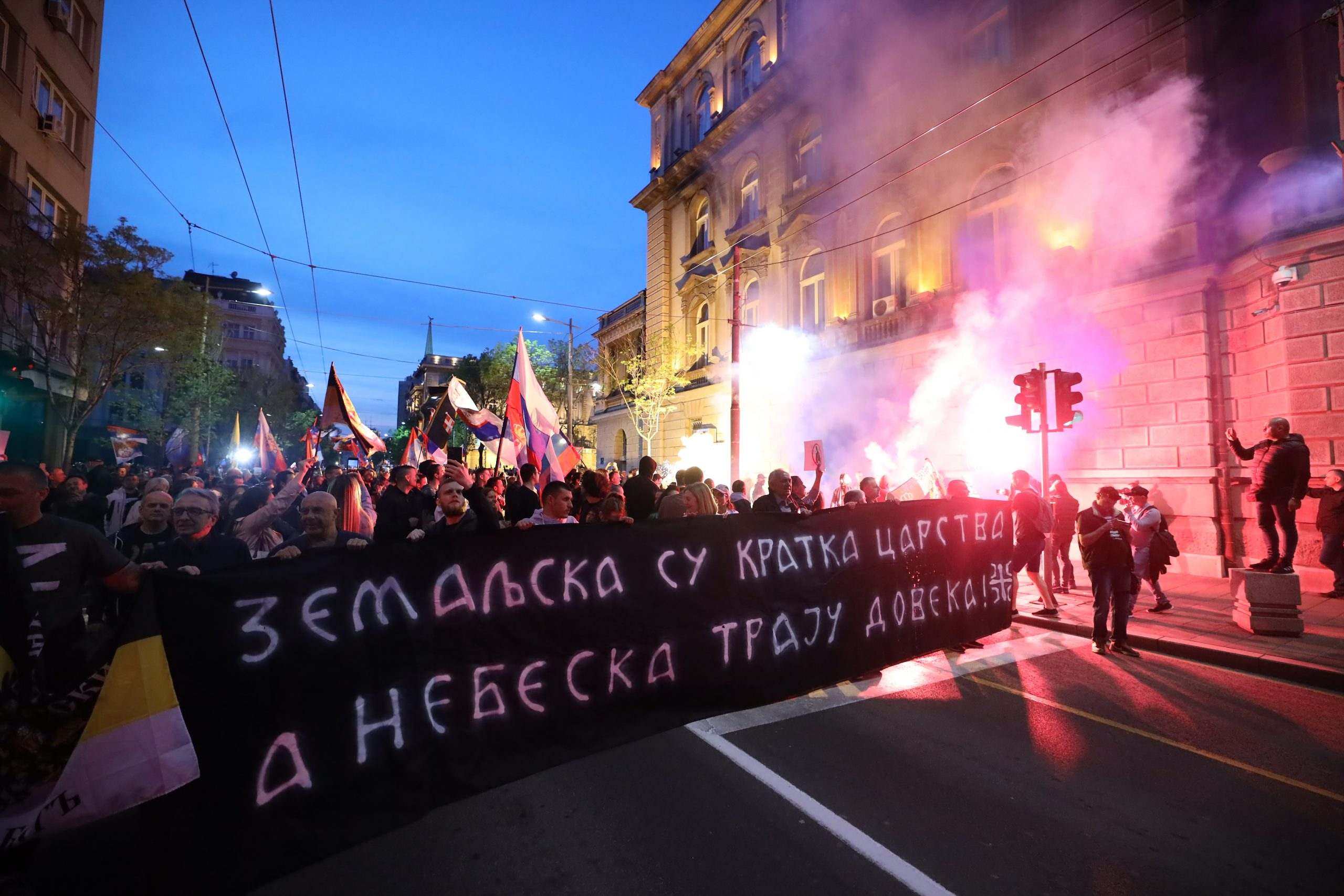 Protesti podrške Rusiji, bačene dimne bombe ispred Predsjedništva Srbije