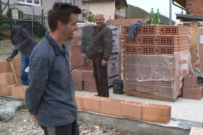 Humanitarna akcija: Građani grade kuću siromašnom komšiji Humanitarna akcija: Građani grade kuću siromašnom komšiji