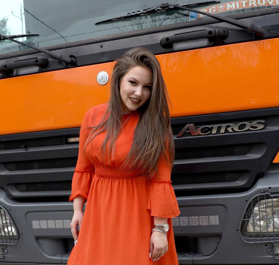 JOVANA (21) VOZI KAMIONE, BAGERE, AUTOMOBILE I DOBIJA PONUDE ZA BRAK NA SVAKOM ĆOŠKU! JOVANA (21) VOZI KAMIONE, BAGERE, AUTOMOBILE I DOBIJA PONUDE ZA BRAK NA SVAKOM ĆOŠKU!