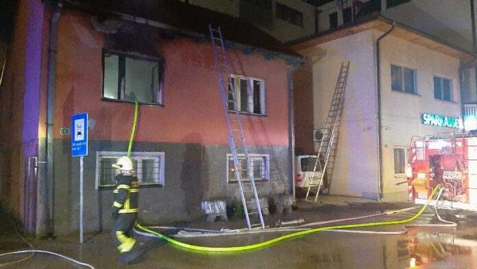 (FOTO) Veliki požar u Gračanici: Gorjela kuća, vatrogasci spriječili širenje vatre