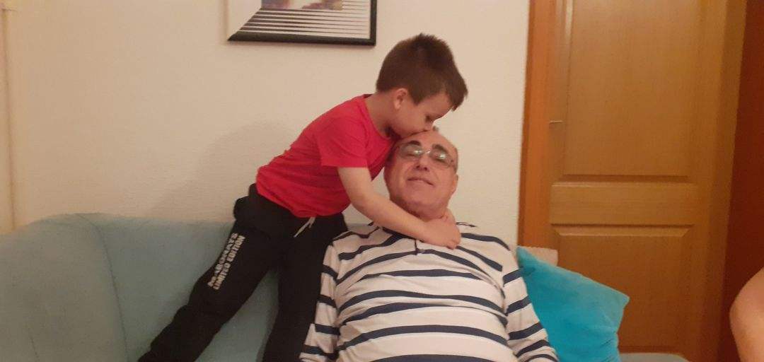 Pomozimo Suadu iz Tuzle da prvi put čuje unukov glas.