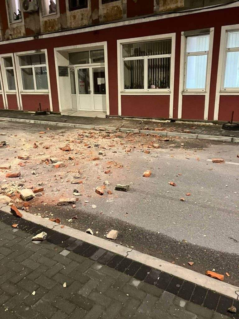 FOTO: PRVE ŠTETE ZEMLJOTRESA U HERCEGOVINI FOTO: PRVE ŠTETE ZEMLJOTRESA U HERCEGOVINI