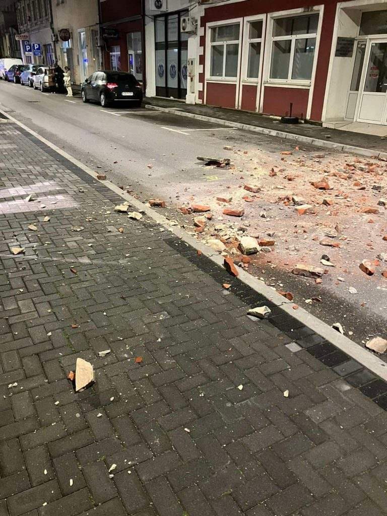 FOTO: PRVE ŠTETE ZEMLJOTRESA U HERCEGOVINI FOTO: PRVE ŠTETE ZEMLJOTRESA U HERCEGOVINI
