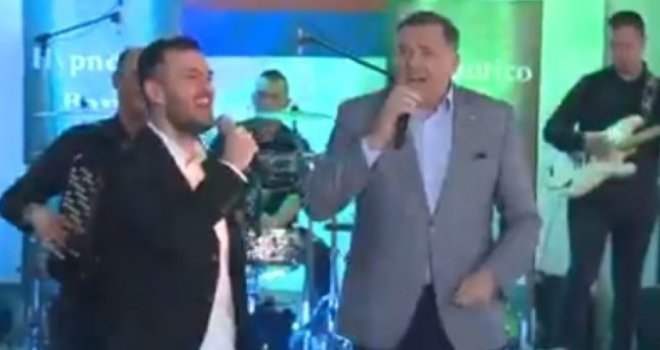 (VIDEO) POSLUŠAJTE MUZIČKI MIX MILORADA DODIKA: PRVO “ROMANIJA”, PA ONDA “OVO JE MOJA KUĆA ŽIVIO SAM TU”